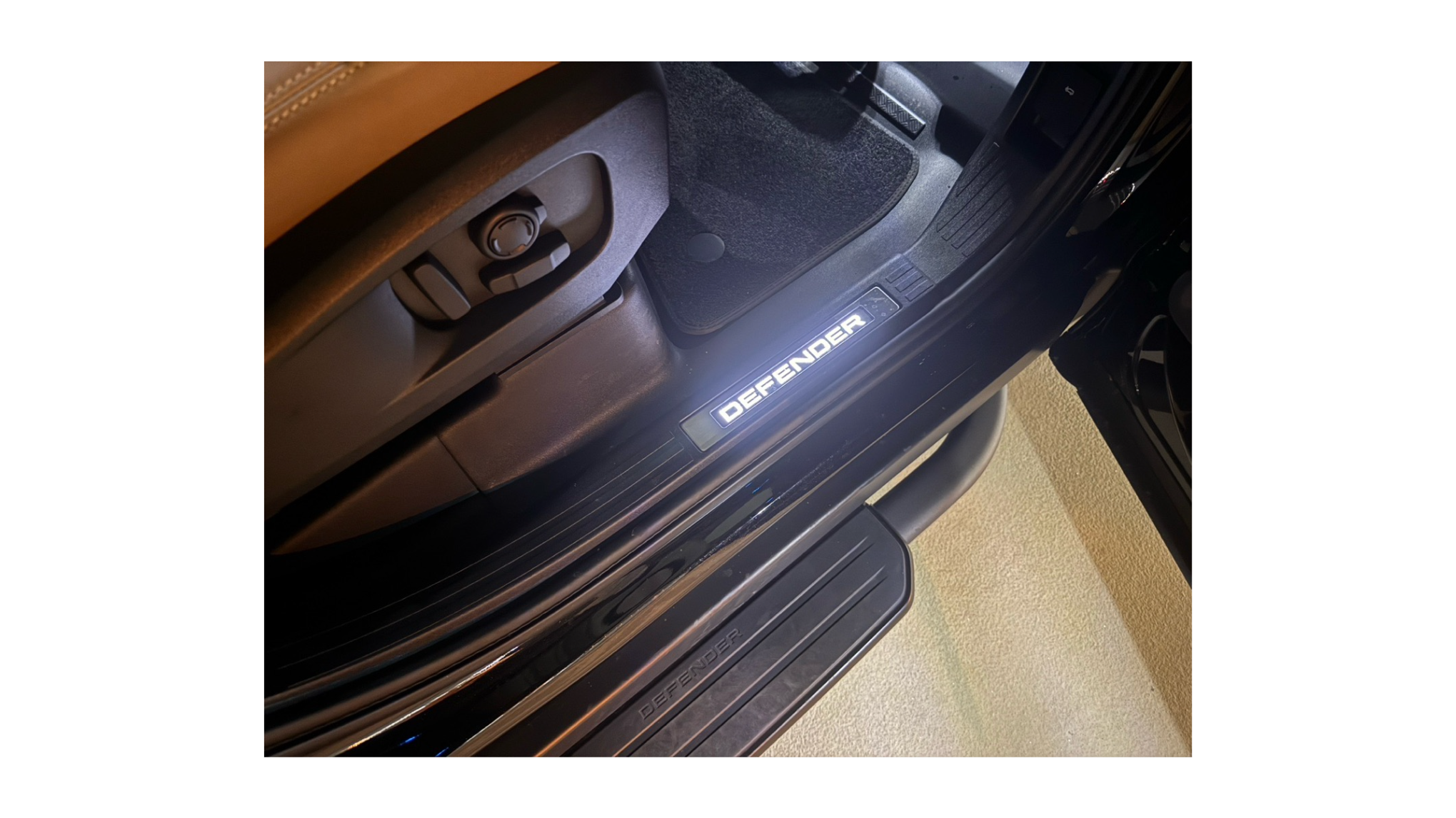 ディフェンダー110 イルミネーテッドトレッドプレート