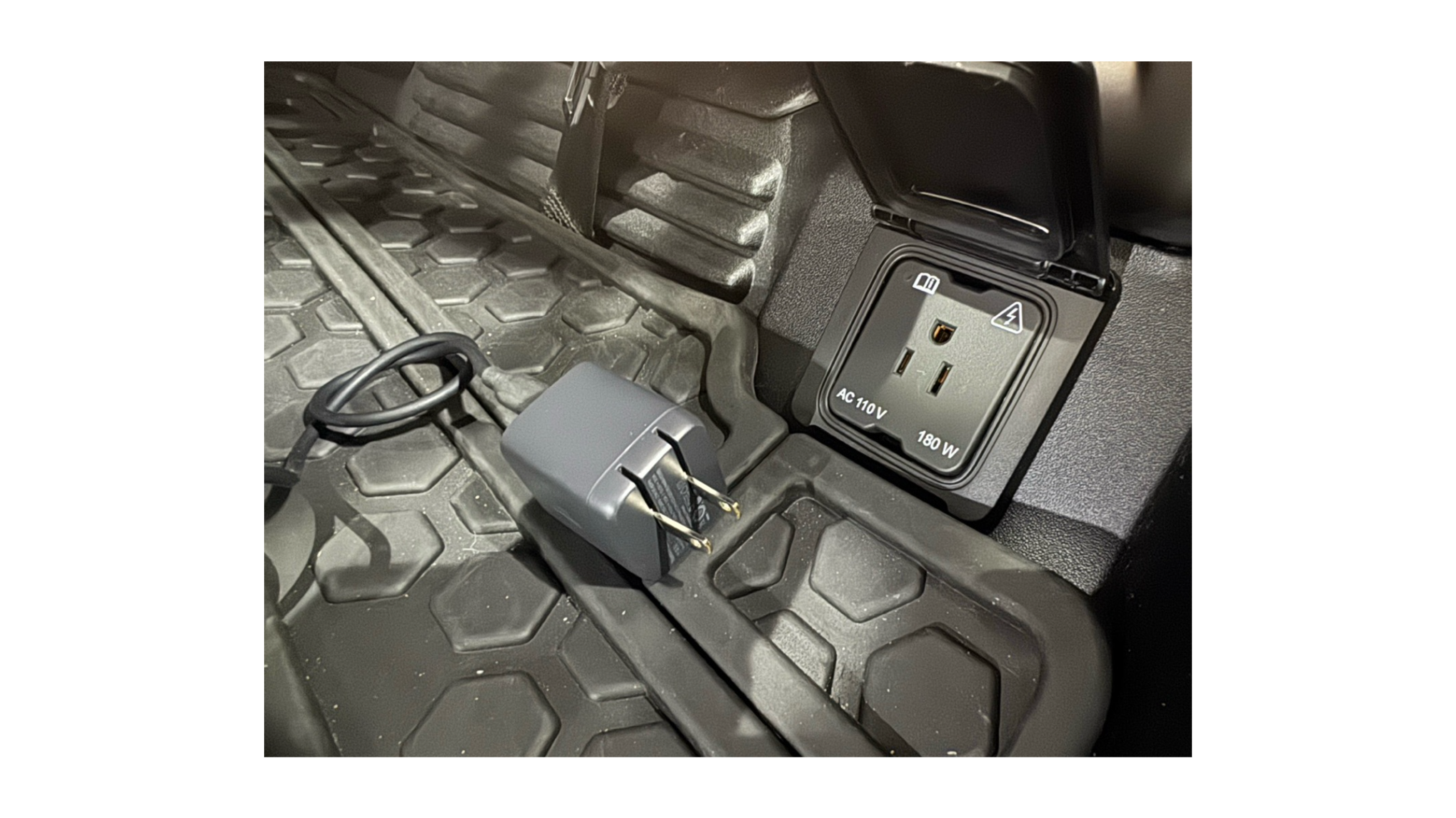ディフェンダー110 ラゲッジAC電源コンセント
