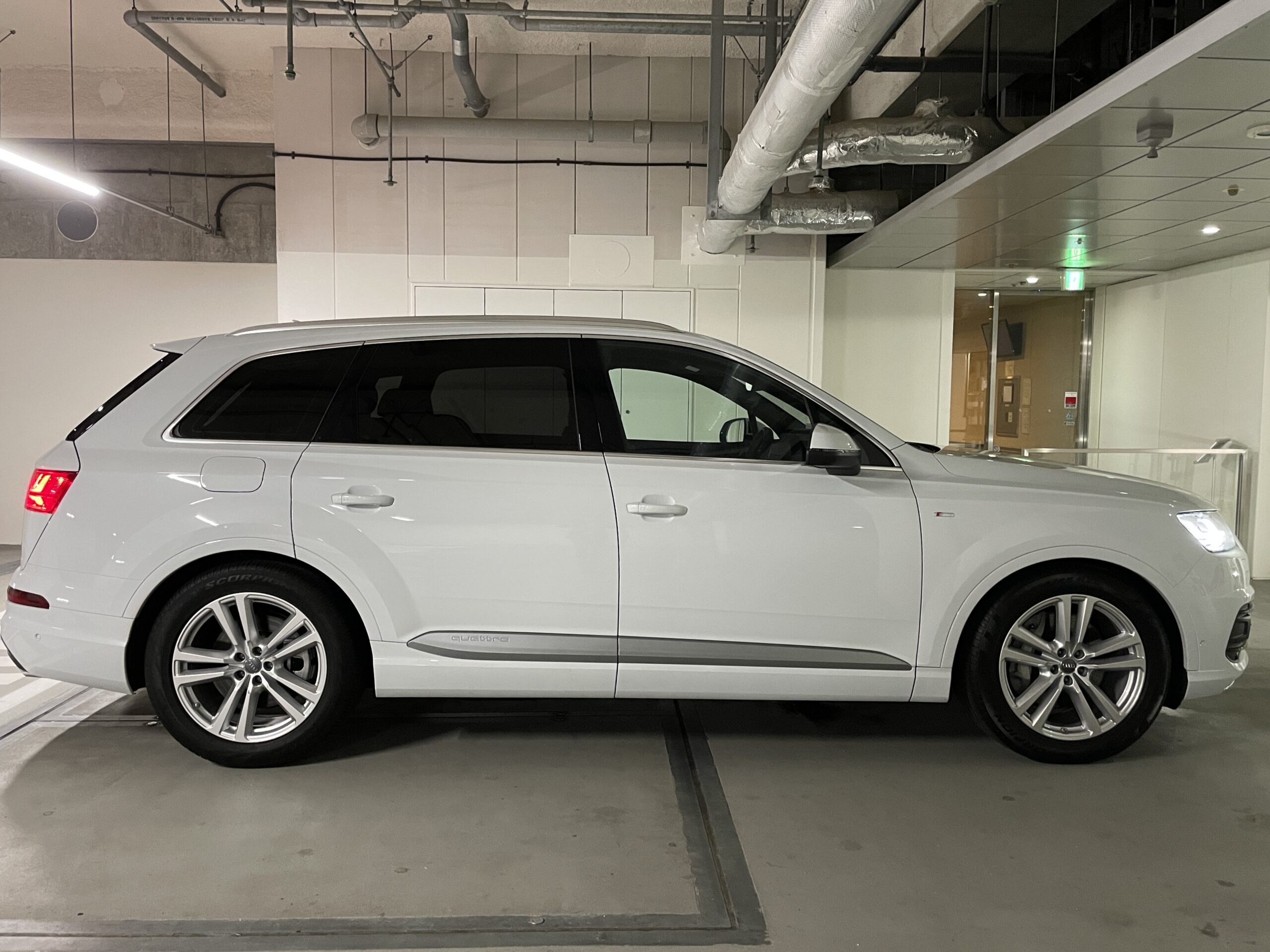 タワーマンション地下駐車場でのAudi Q7サイドビュー