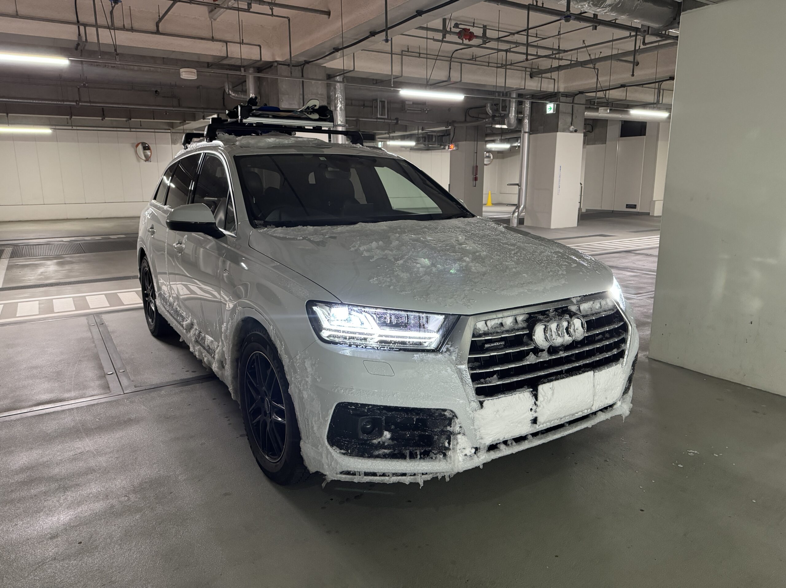 スキー場から帰還した雪まみれのAudi Q7