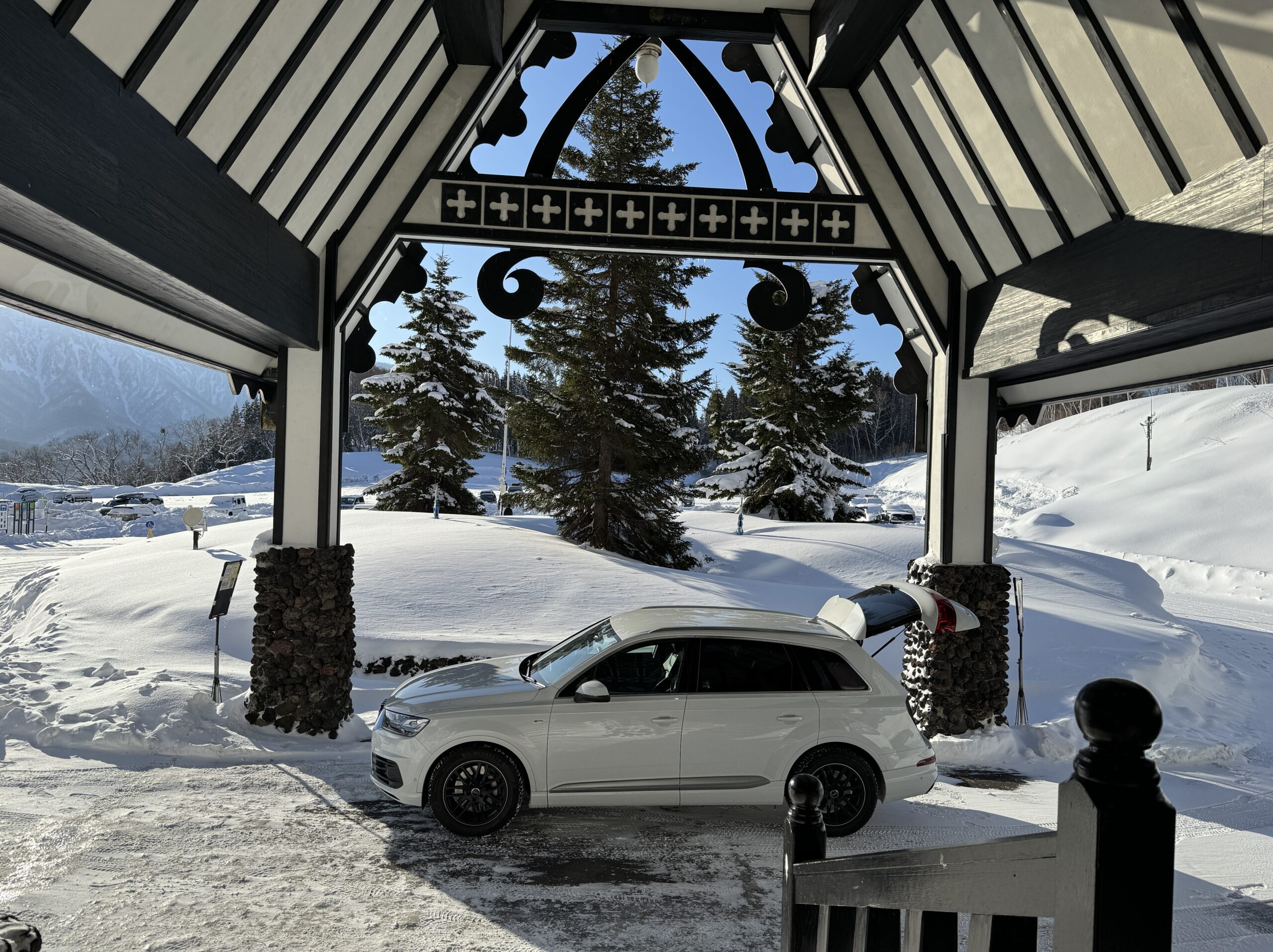 雪山のリゾートホテル前に停めたAudi Q7