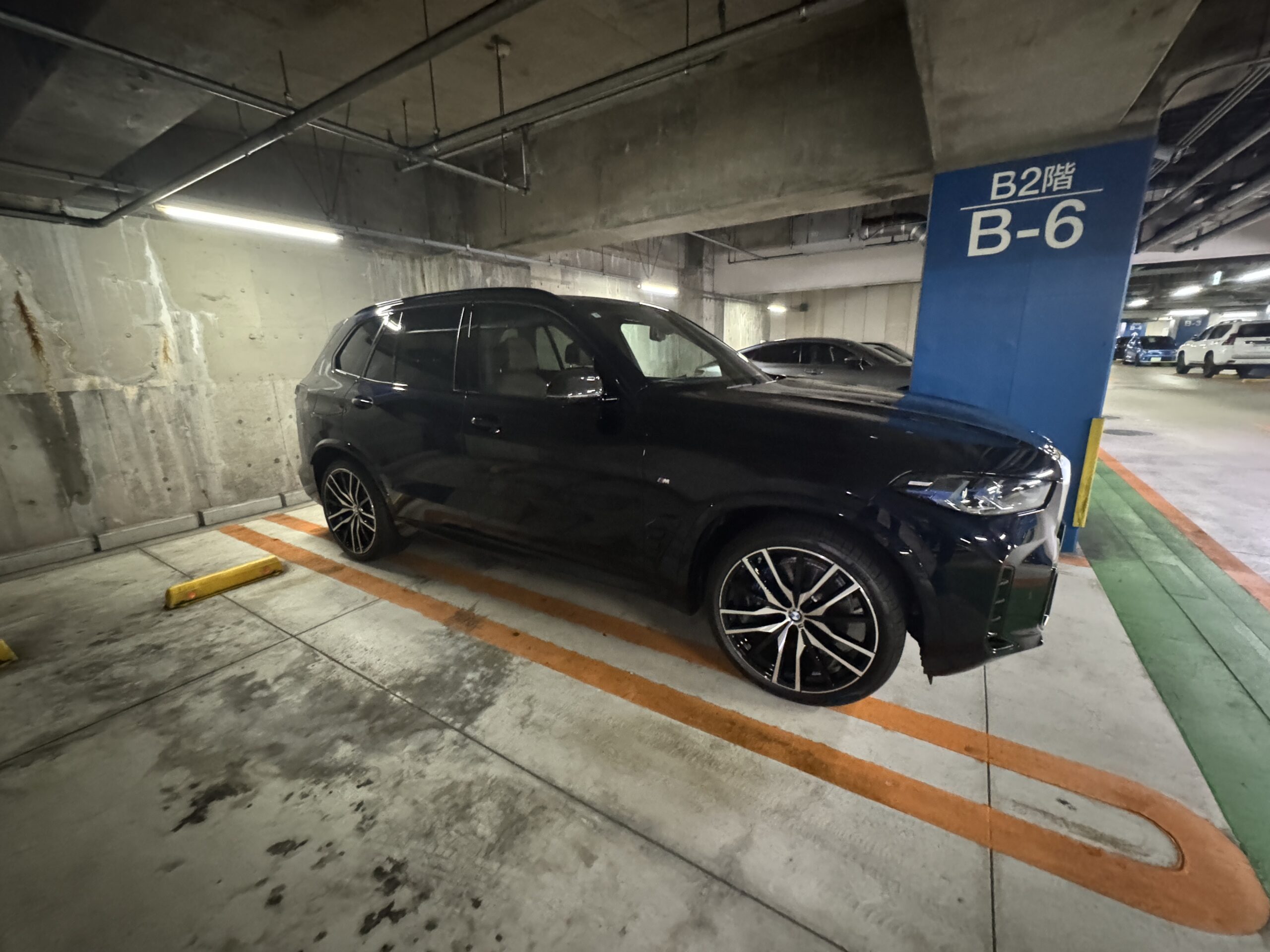 タワーマンション地下駐車場に停めたBMW X5